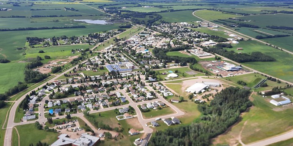 An aerial view of the town of Smoky Lake, Alberta, from above in the summertime with lots of greenspace surrounding the town’s perimeter. / Town of Smoky Lake