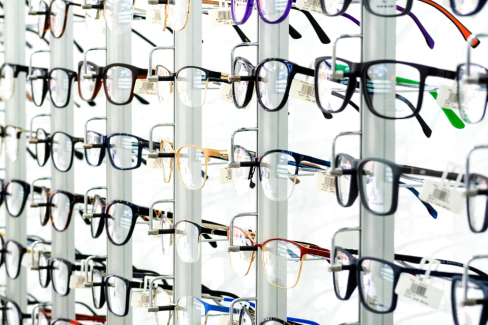 glasses-canva-stock