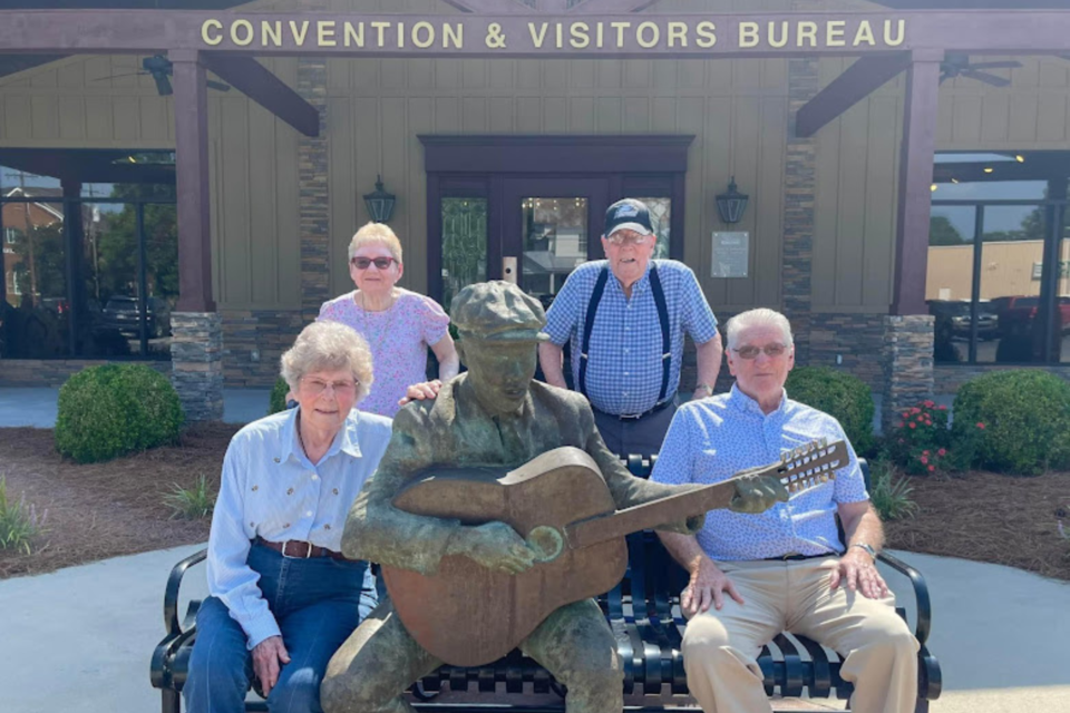 southern-manor-goes-to-farmers-market-left-seated-elizabeth-smithgeorge-collinsstanding-back-glenda-grice-mike-taft