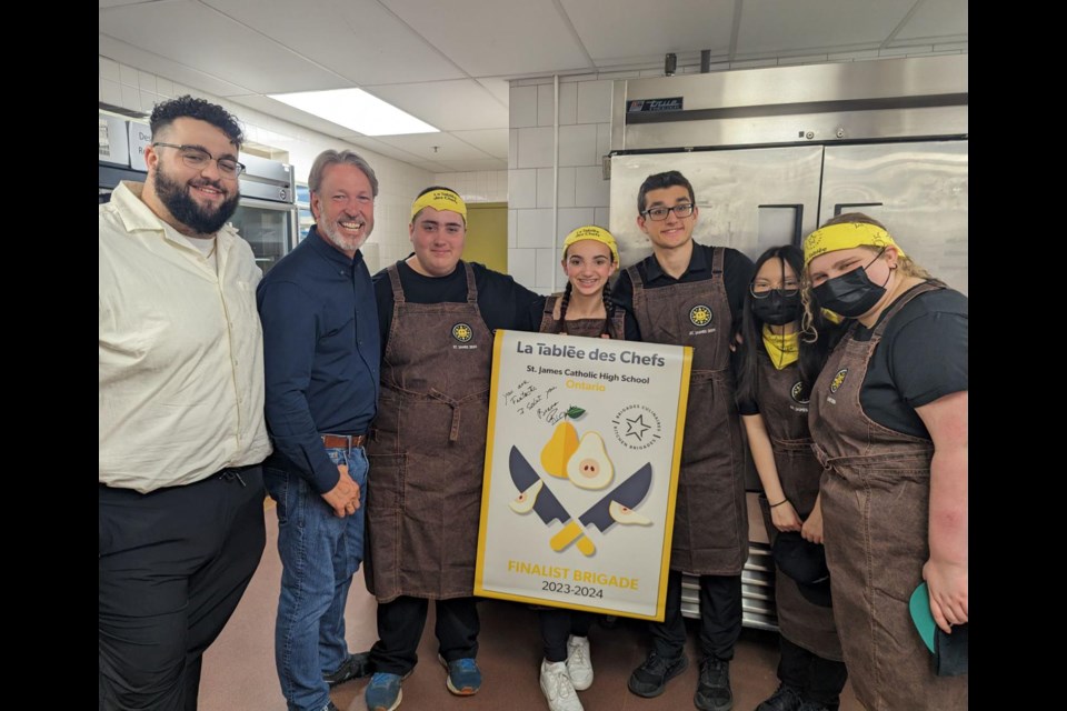 Chefs Sam Fuda and Ricardo Larrivée with Grade 10 to 12 students Andrew Shutsa, Emma Ingram, Ethan Vince, Maya Dinh an Izzy Hobé.