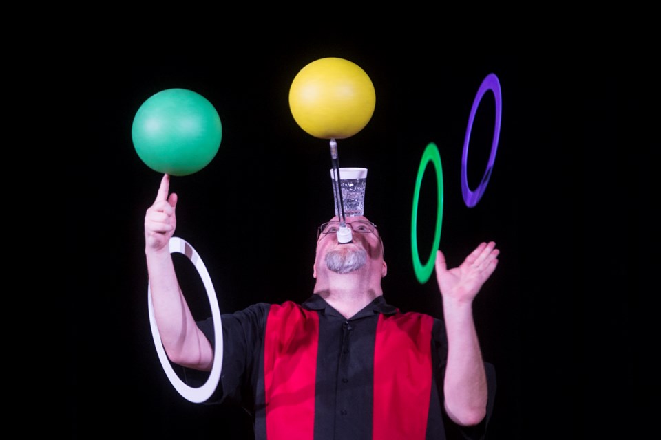 Performers delight at Guelph Juggling Festival gala (10 photos): Photo ...