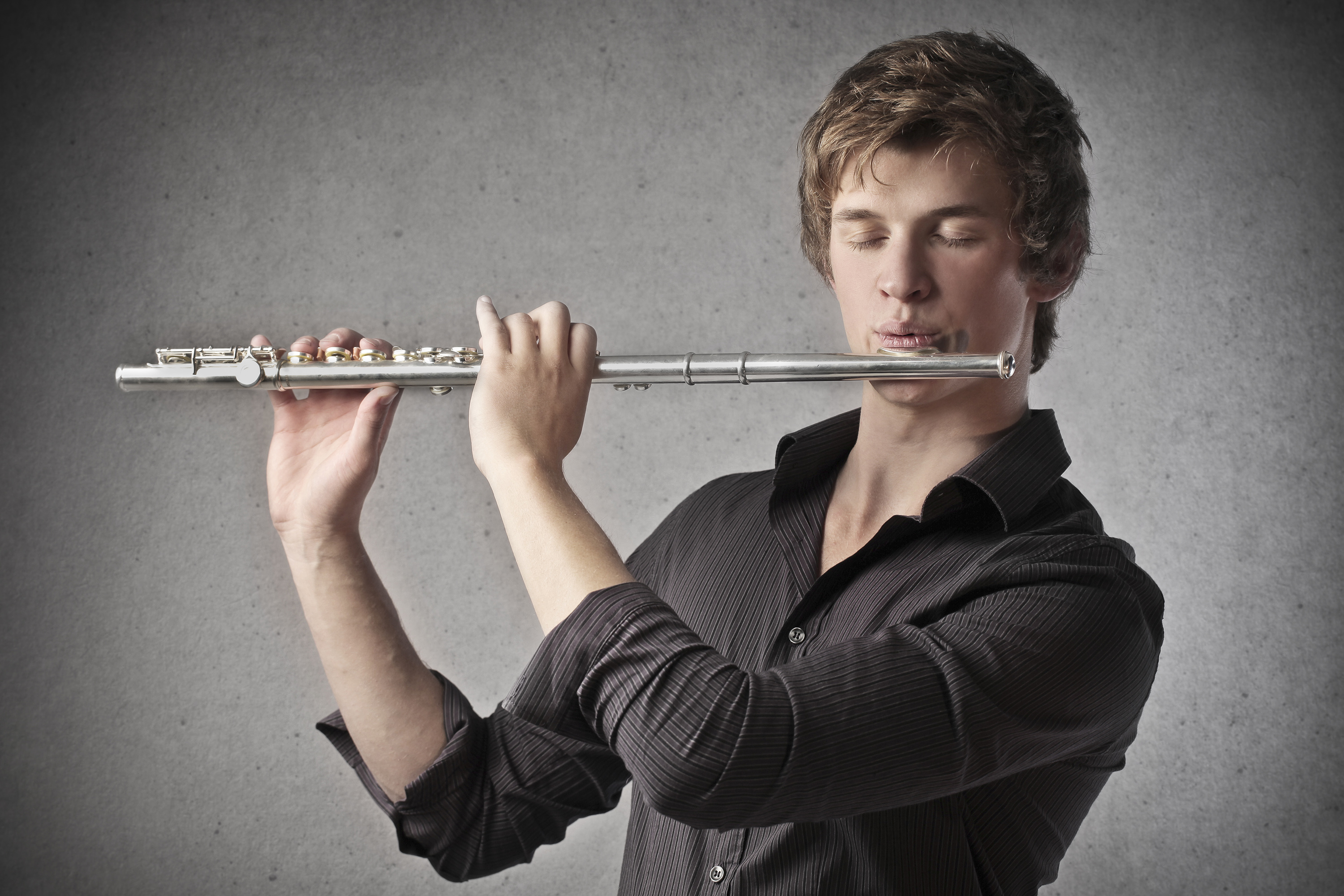 Флейтист в полный рост