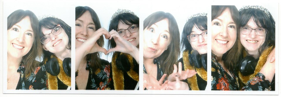 jackie_ferris_teen_mentor_sara_photobooth