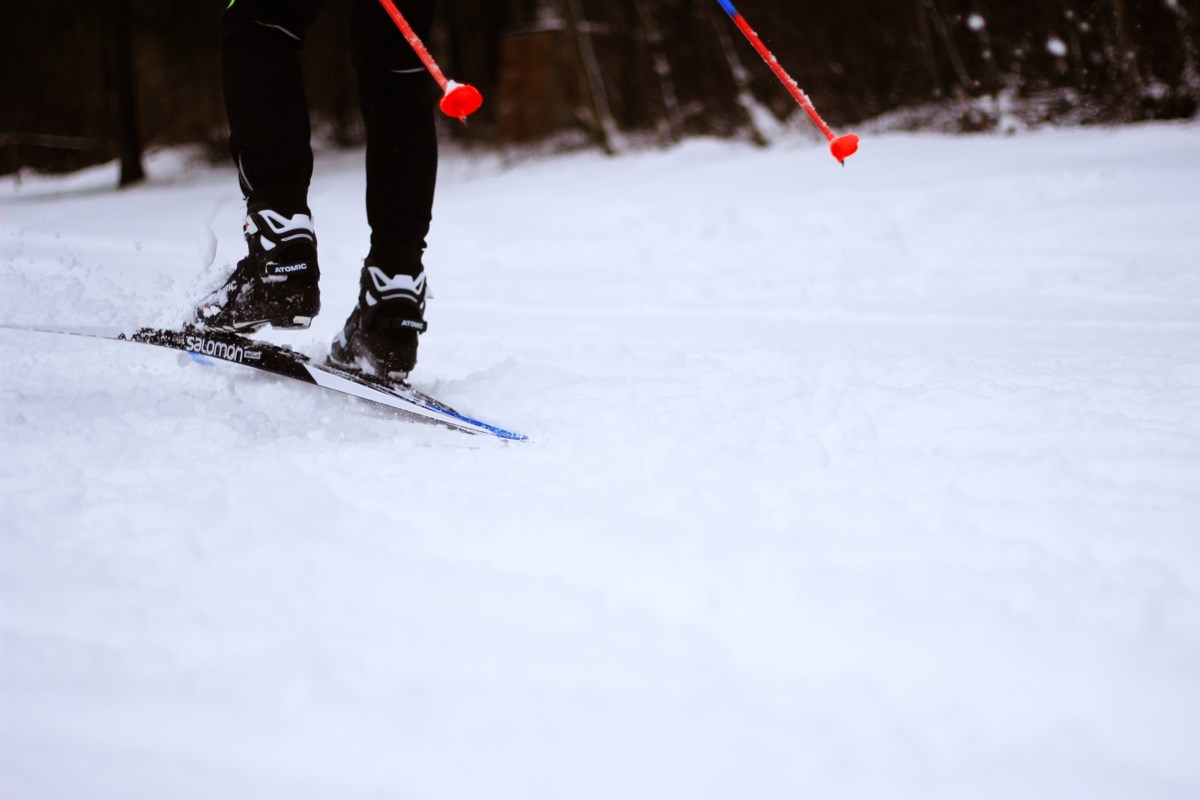 Ski me. Белые лыжи. Лыжи сине белые. Тихонов лыжник. Лыжи белые МЧС.