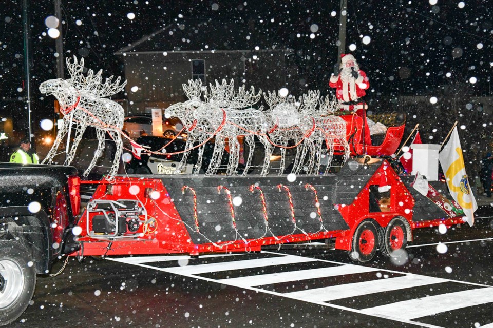 112022georgetownparadesanta2