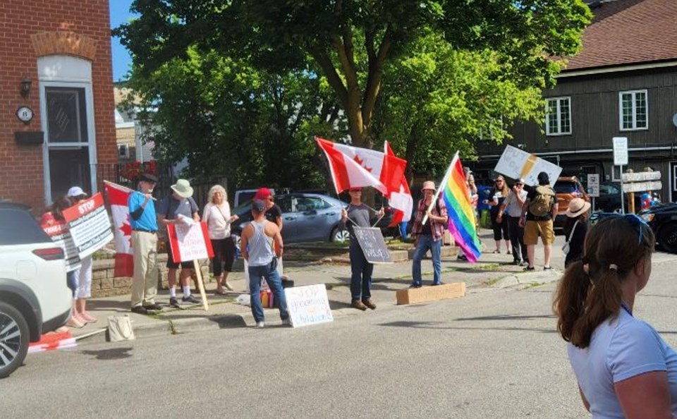 20230708dragqueenprotesters