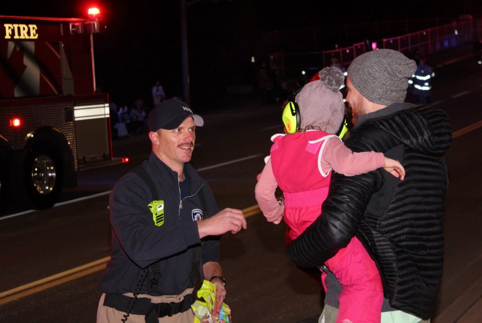 20241117georgetownsantaclausparadefirefighter