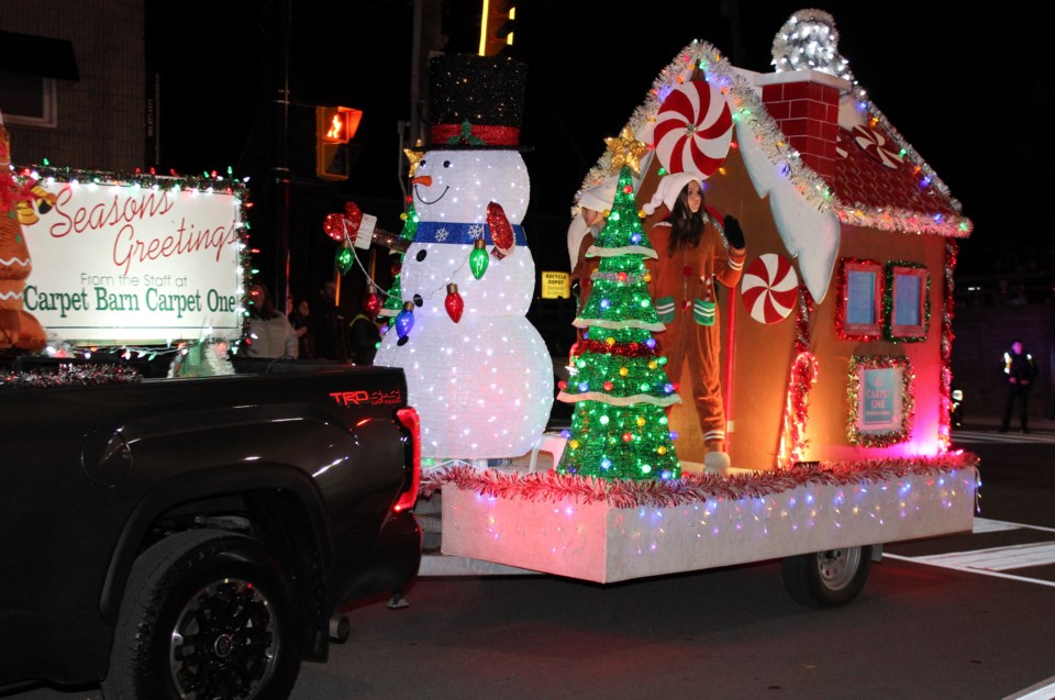 20241117georgetownsantaclausparadefloat