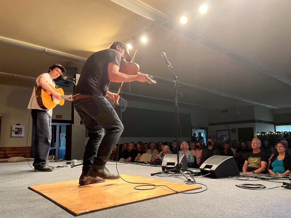 ashley-macisaac-performing-at-ontario-small-halls-2022