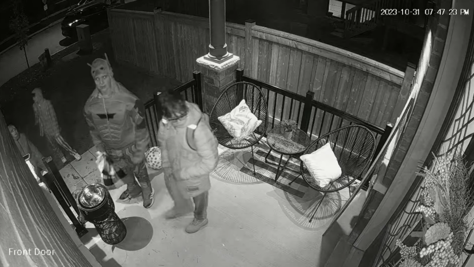 2023-11-02-cell-phone-trick-or-treaters