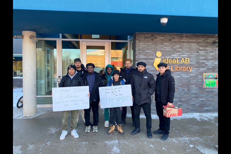 The Ahmadiyya Muslim Youth Association visited Innisfil, Ontario on Dec. 21 for the nationwide 'Explore Islam' campaign. Through this interactive exhibition, Muslim youth participated in two-way dialogue and experienced the cultures and perspectives of local residents.