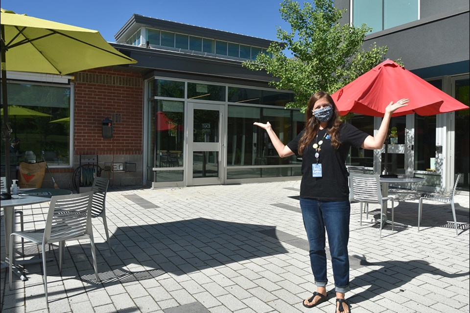 Librarian Kathy Hammer welcomes library patrons to the iPad Patio at the Lakeshore ideaLAB and Library. Miriam King/Innisfil Today