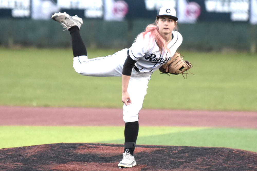 Female baseball player]