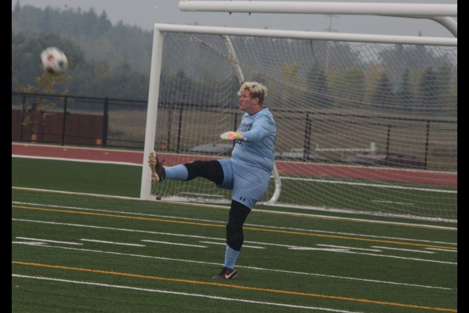 Voyageurs goalkeeper Esther Bylsma kicks the ball out into her team’s zone during the game. Chris McGarry photo. 