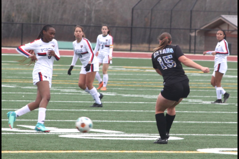 Voyageurs player Faith Okonto confronts Norah Horsley of the Keyano College Huskies as teammates look on. Chris McGarry photo. 