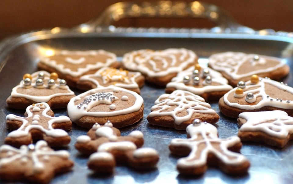 gingerbread-decorating-pixabay