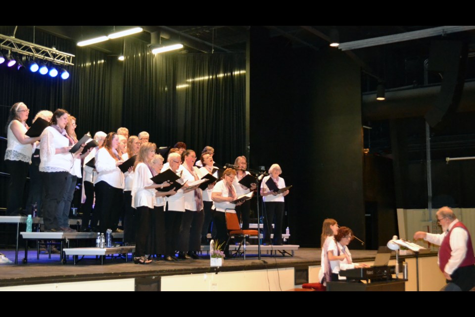 The ladies of Elk Point Community Choir were in the spotlight as director Udo Mueller led them through a huge long-ago hit, ‘Do Doo Ron Ron (When He Walked Me Home)’ at Friday evening’s concert.