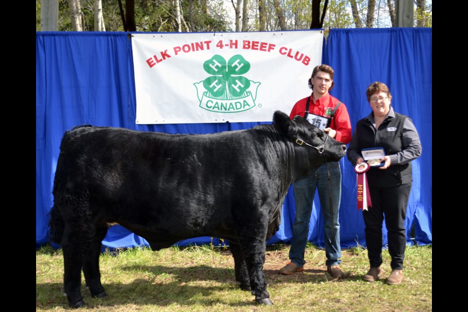 Conformation and showmanship judge Josie Pashulka presented Tyson Kotowich, owner of Elk Point 4-H Beef Club’s Grand Champion Steer, with the award from Family Ties Angus.
