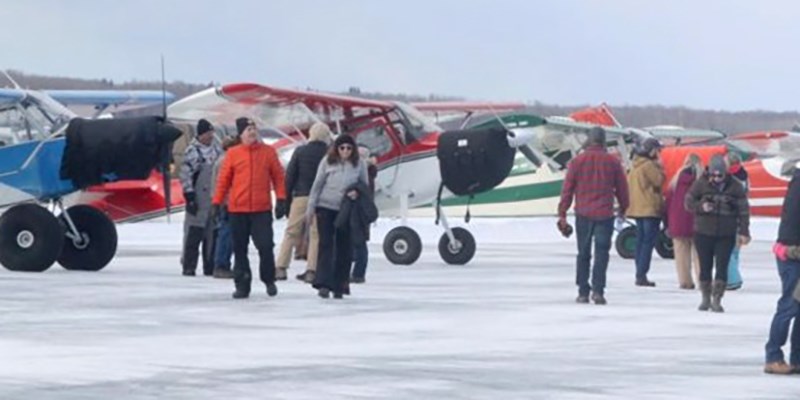 ice-festival-2024-crowd-looking-at-planes-straight