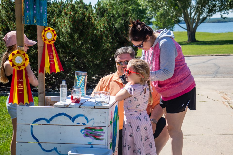 A family orders lemonades amid the hot sun.