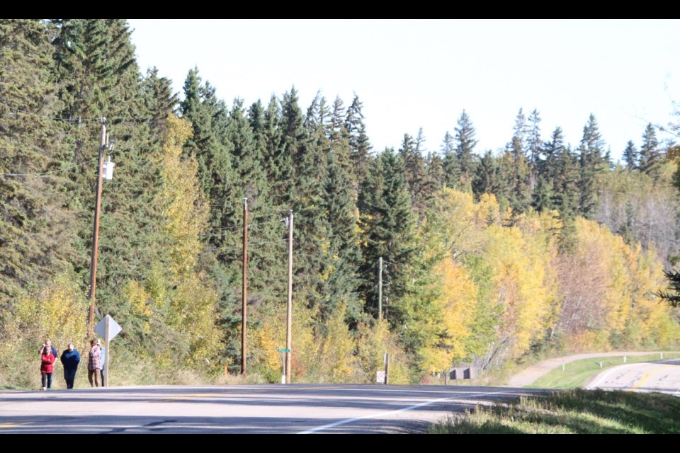 A family takes a stroll along the Old Mission Road walking path near Bayview Beach. The fall colours will be helped by warmer temperatures across the Lakeland for a portion of the new week. Check www.lakelandtoday.ca for the week's weather.