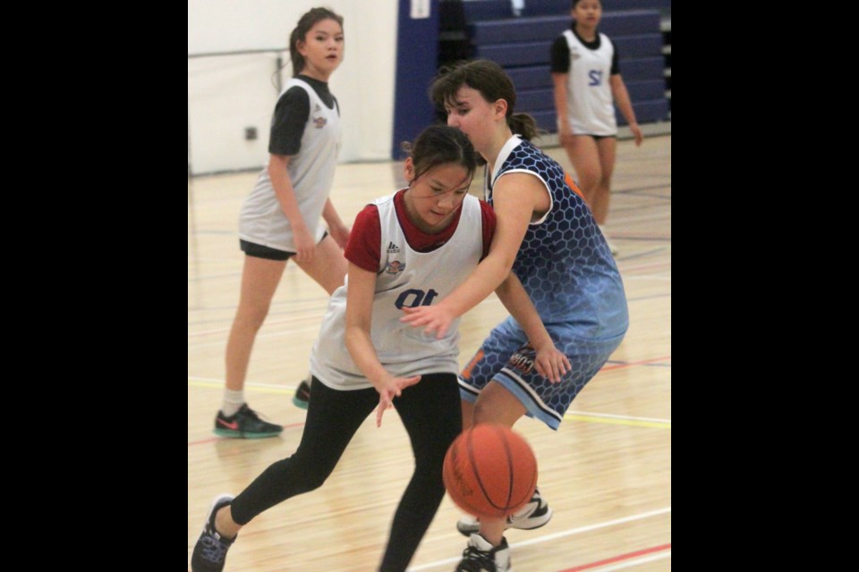 Aurora Middle School hosts invitational basketball tourney 