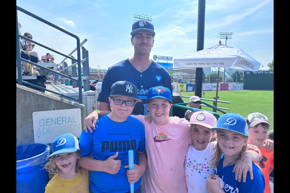 Riverhawks player Evan Wilde with (left to right) Sophia Lett, Magnus Lett, Leaf Flumian, Handley Flumian, and Lilly Lett. Photo supplied. 