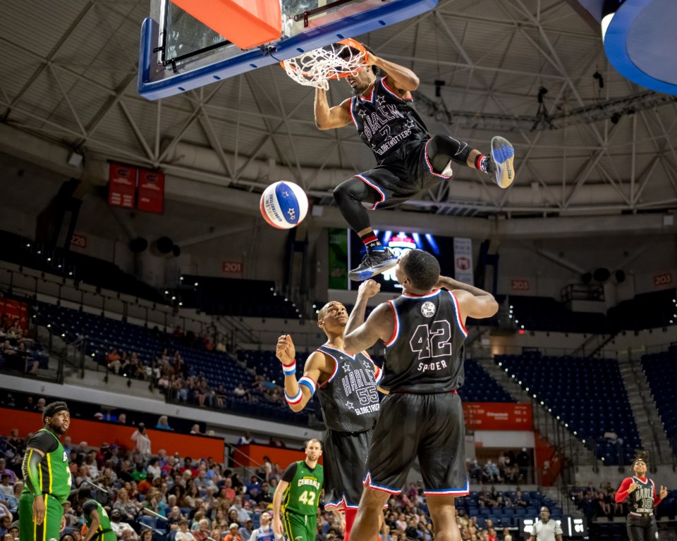 bill-ragan_harlem-globetrotters_shutterstock_2295029825