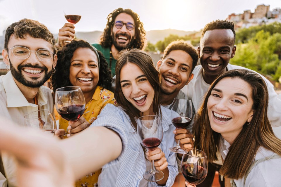 davideangelini_friends_wine_shutterstock_2418360881