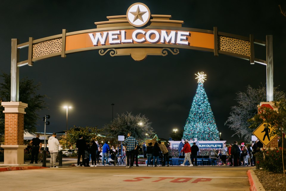 Allen Premium Outlets Holiday Tree Lighting Photo: Jay Simon | Ten Ten Creative