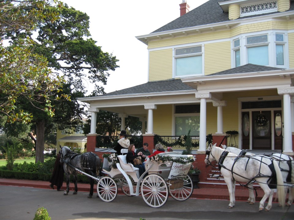 heard-craig-house-with-carriage-in-front