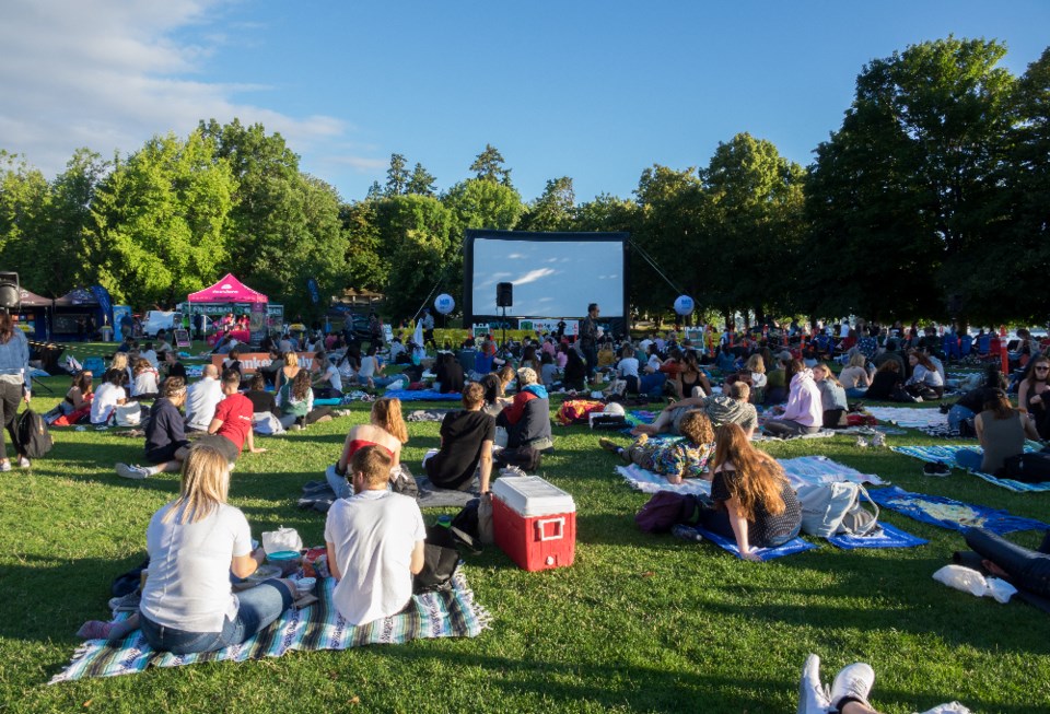 leonwang_outdoor-cinema_shutterstock_1145884964