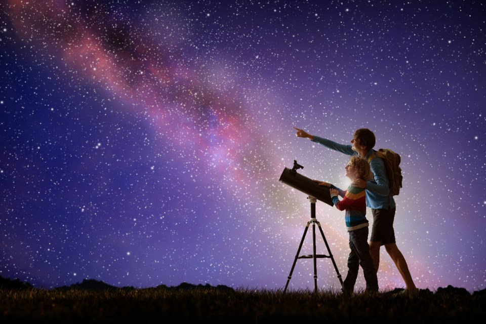 famveld_star-gazing_shutterstock_2253433947