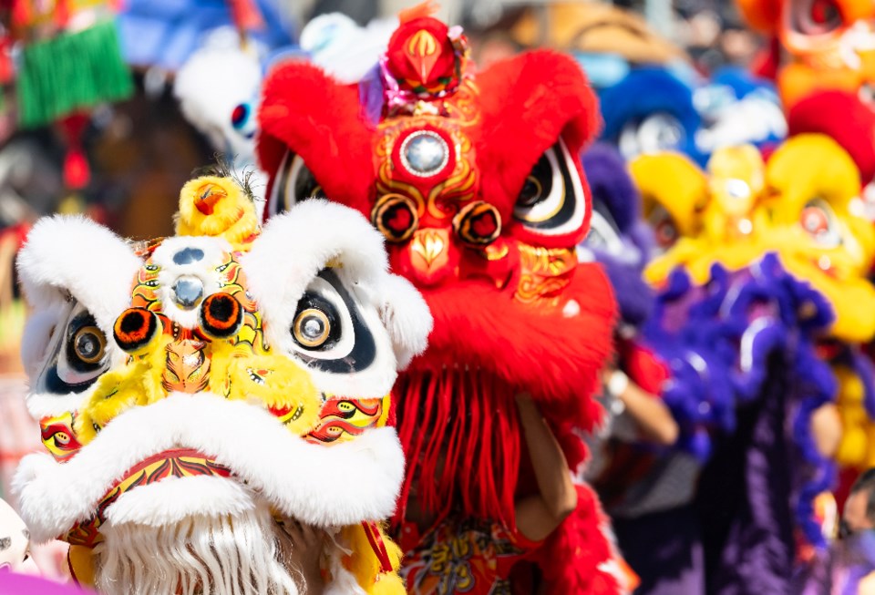 komsan-loonprom_lion-dance_shutterstock_2401377843