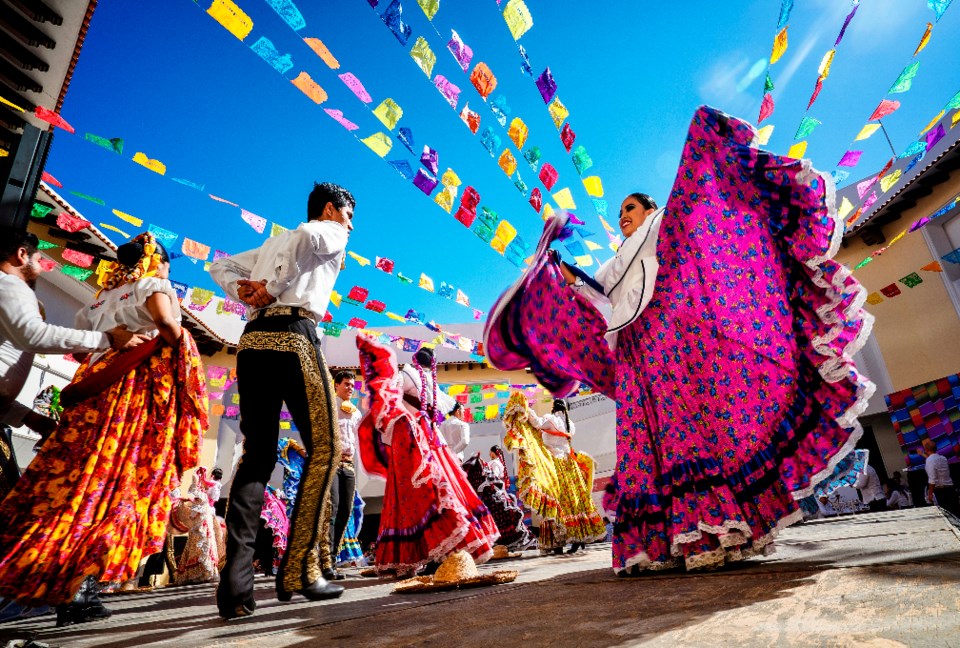 ooophotography_mexican-folklore-dancers_shutterstock_1658816260