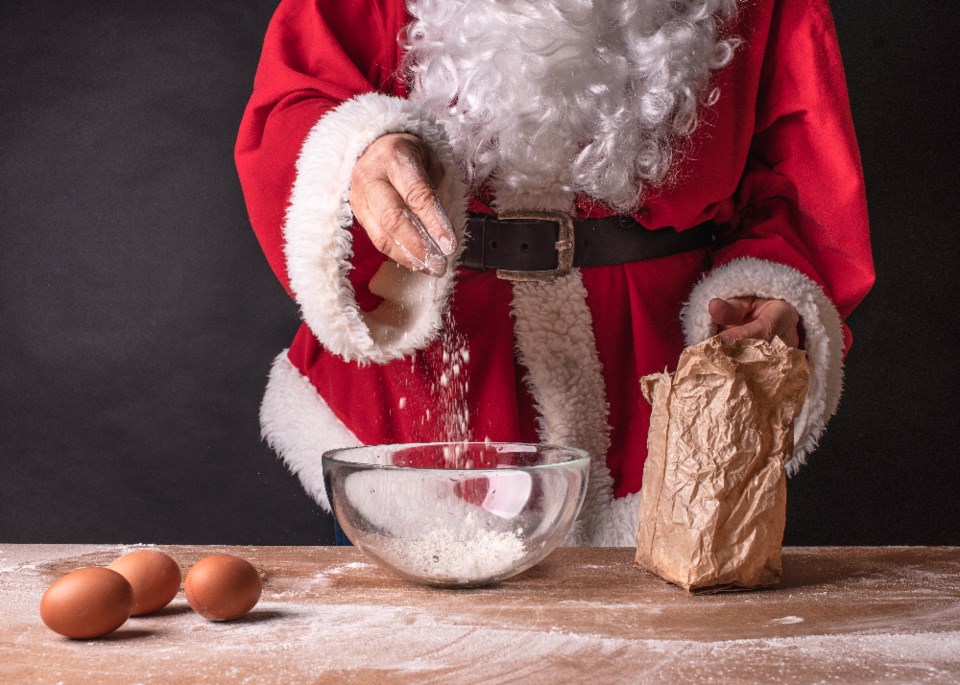 sinica-kover_santa-pancakes_shutterstock_1961207164