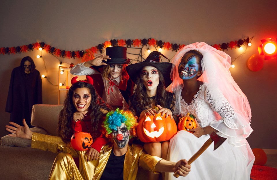 studio-romantic_halloween_shutterstock_2180382975