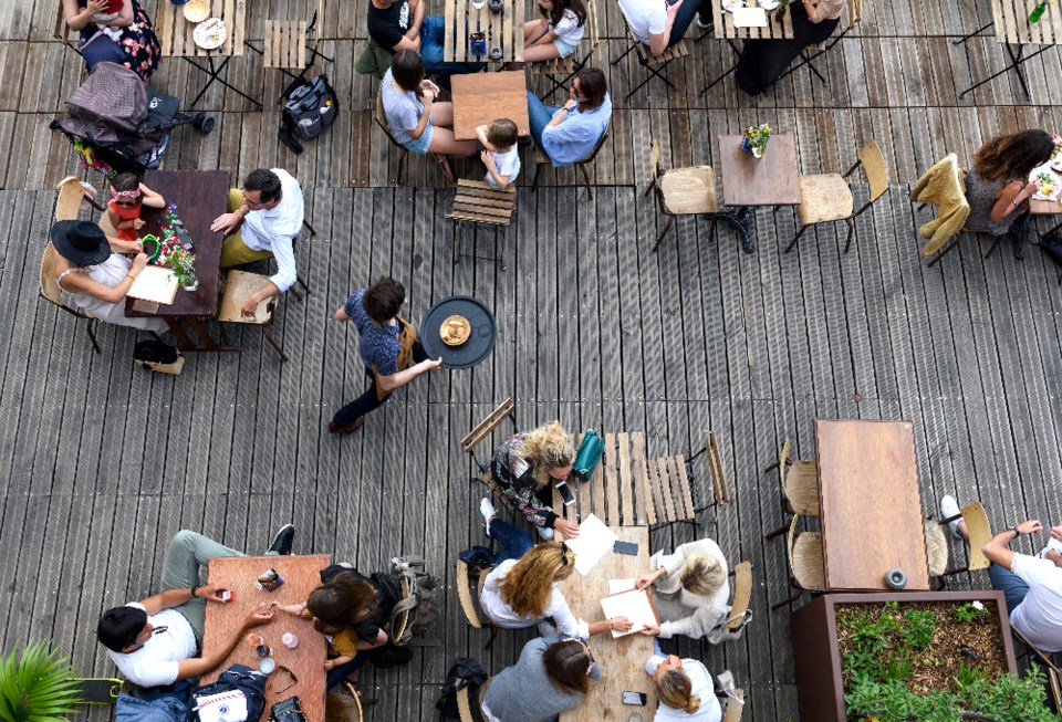 ventdusud_restaurant-terrace-patio_shutterstock_1041409654