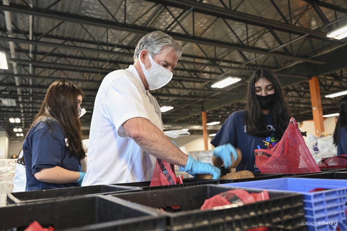 Plano Mayor John Muns lends his support at North Texas Food Bank with ...