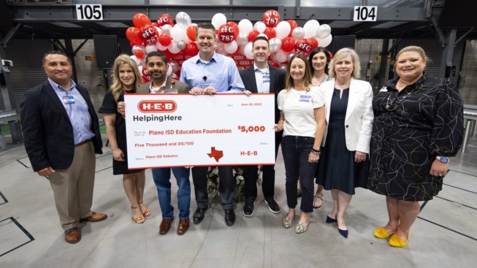 H-E-B made a $5,000 community gift to the Plano ISD Robotics Club. Photo courtesy of H-E-B.