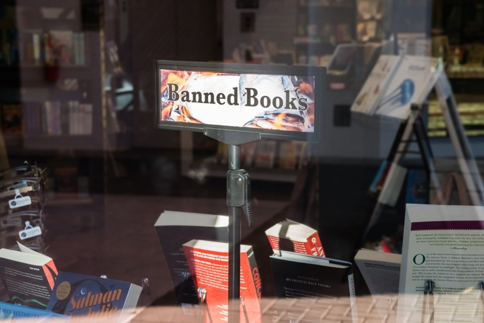 Sarasota,,Fl,,Us-september,20,,2022:,Sign,In,Bookstore,Window,Reading