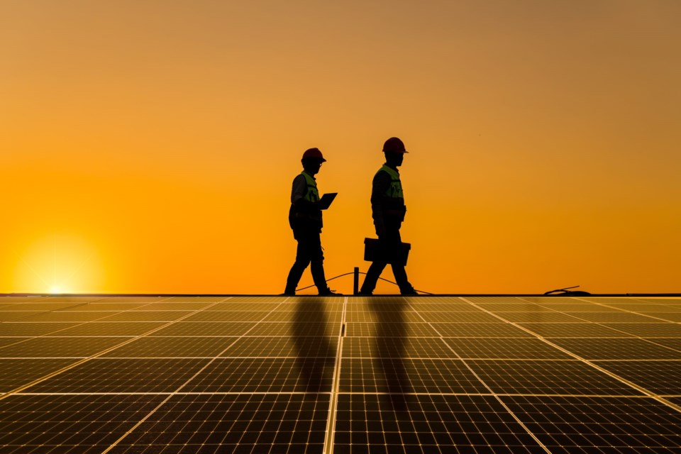 Silhouette,Engineers,Walking,On,Roof,Inspect,And,Check,Solar,Cell