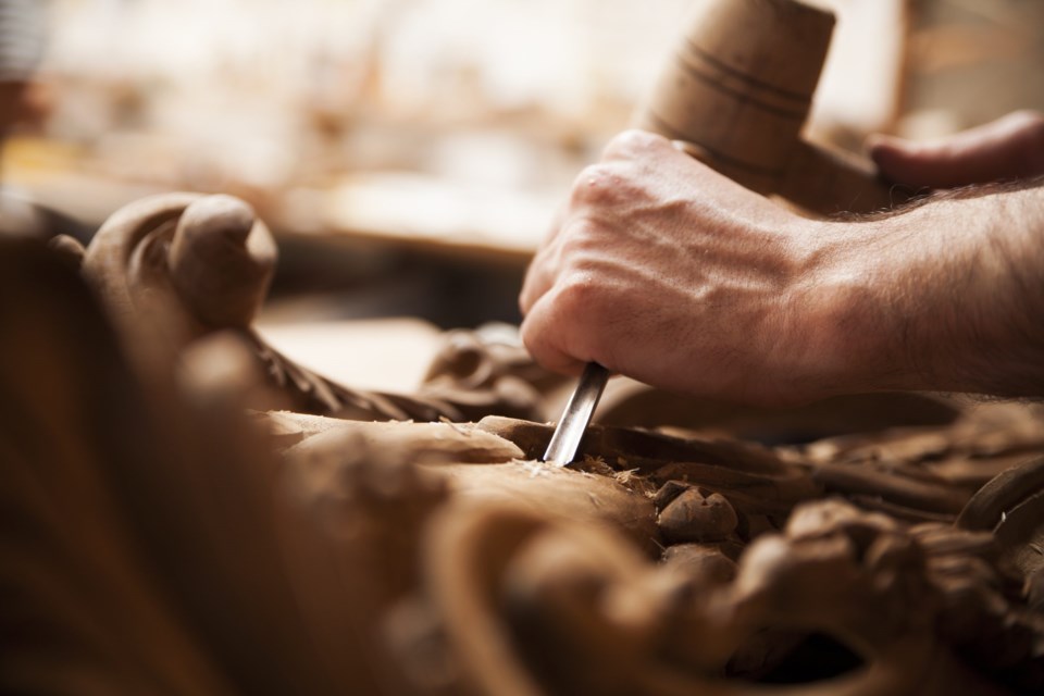 Hands,Of,Craftsman,Carve,With,A,Gouge,In,The,Hands