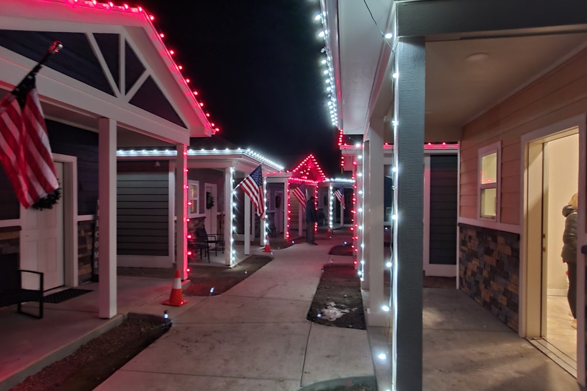 Veteran’s tiny home village lights up community to reach fundraising ...