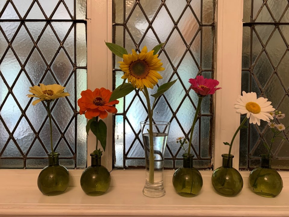 summer-flowers-in-vases