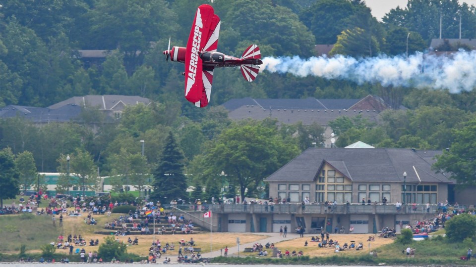 brent-handy-performs-at-barrie-airshow-connor-earl