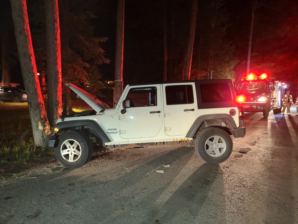 20240708-jeep-crashes-into-tree