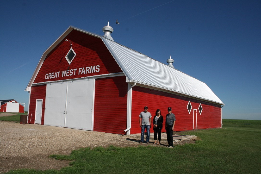 Bailey family restores red barn in memory of father and pioneer barns