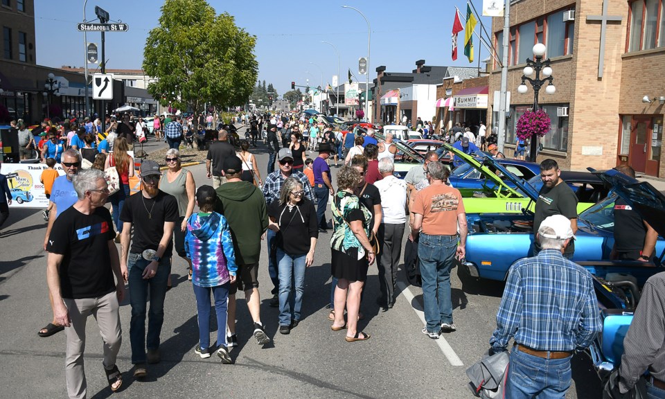 little-chicago-car-show-2023-crowd-2