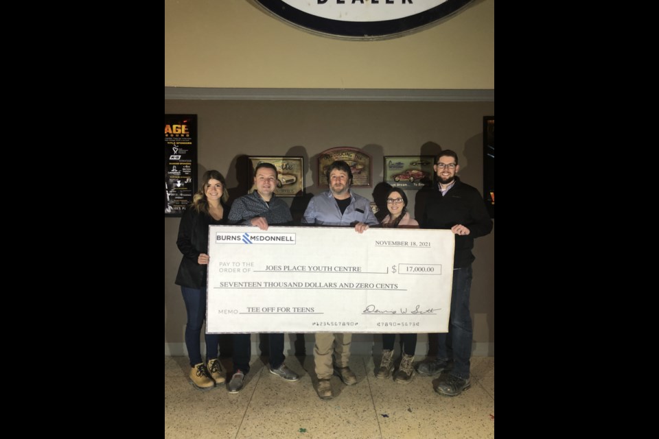 Holding cheque from left to right is Jami Cuthbert-Administration and Community Liaison, Joe Dueck, Director of Joe’s Place; Brad Butcher, Project Manager at Burns & McDonnell; Erin Farnel, Safety Administrator at Burns & McDonnell; and John Gagnon- Project Control Manager at Burns & McDonnell